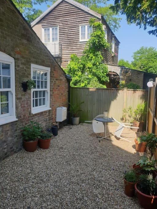 Walmer, Deal Stunning Coach House Apartment Екстериор снимка